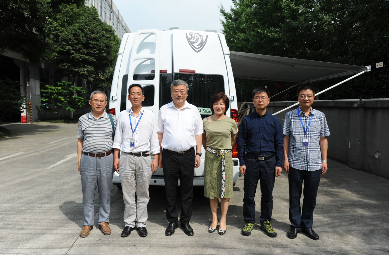 公司董事长龚晓峰,副总经理陆玲,副总经理刘兴万,总工程师武瑞娟陪同
